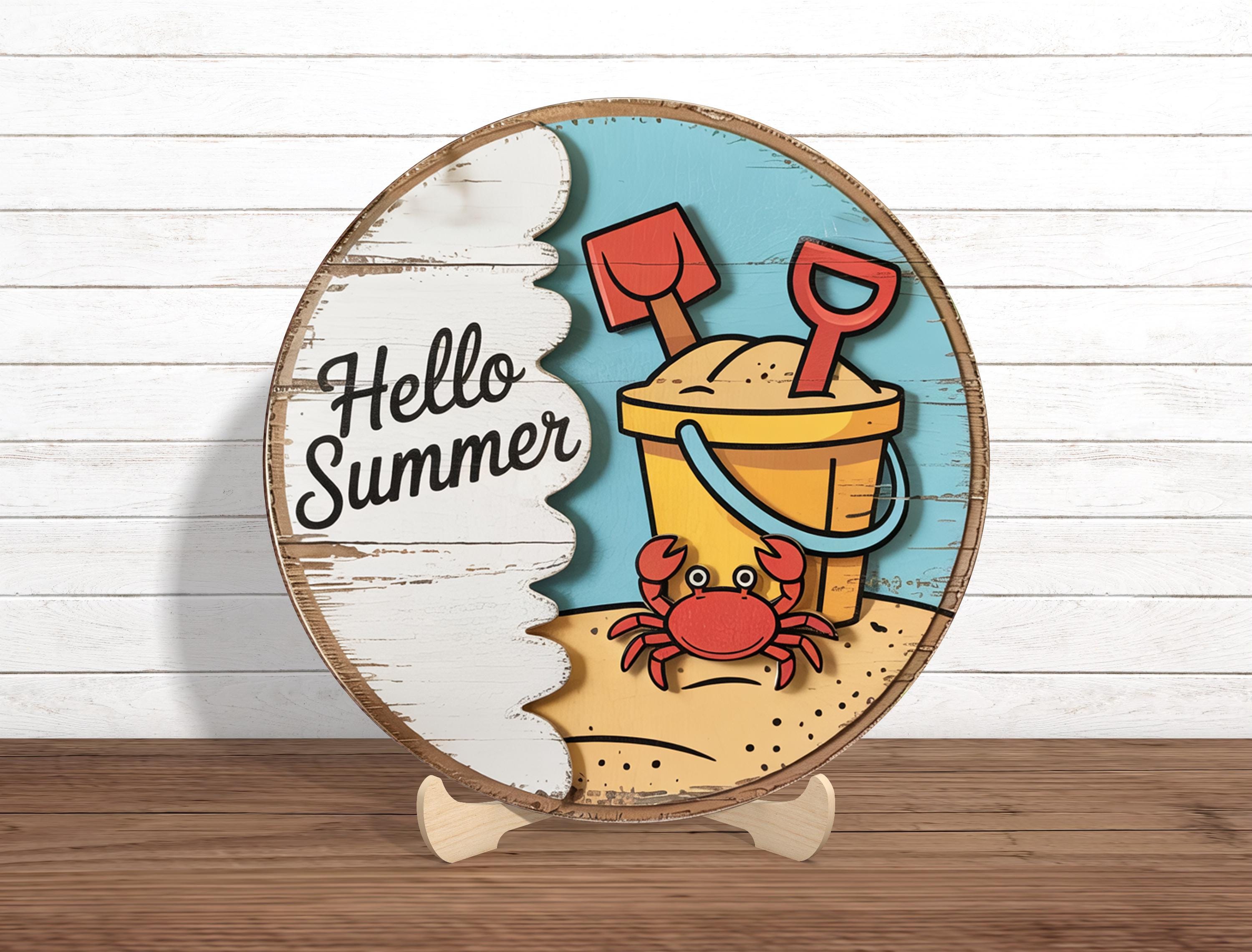 Hello Summer Beach Door Sign – Crab and Sand Bucket Wooden Decor, Coastal Summer Welcome Sign, Cute Seaside Porch Wall Art for Summer Vibes