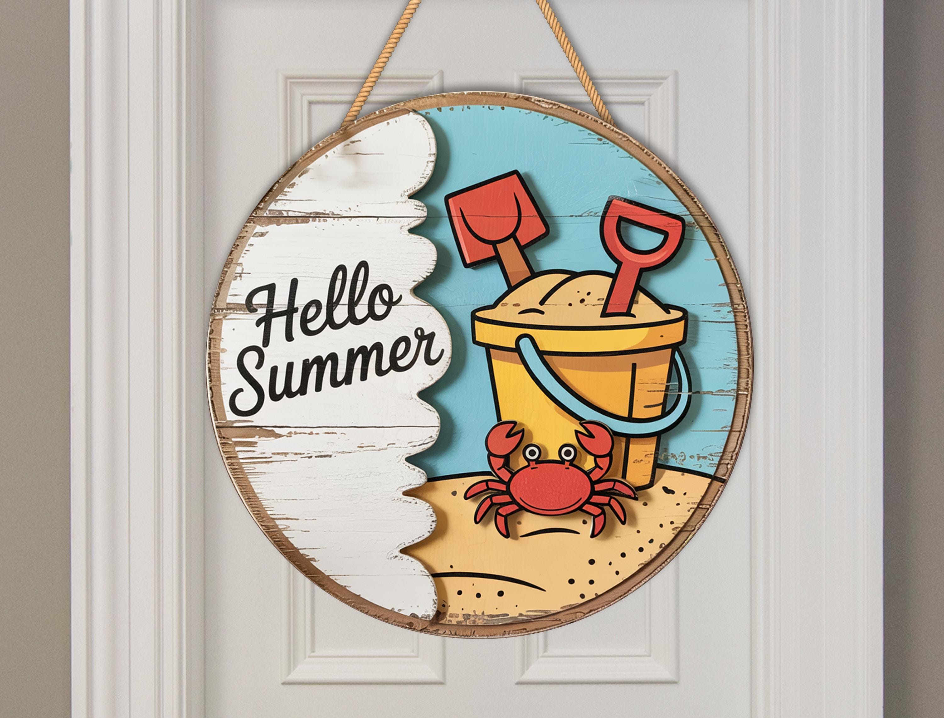 Hello Summer Beach Door Sign – Crab and Sand Bucket Wooden Decor, Coastal Summer Welcome Sign, Cute Seaside Porch Wall Art for Summer Vibes