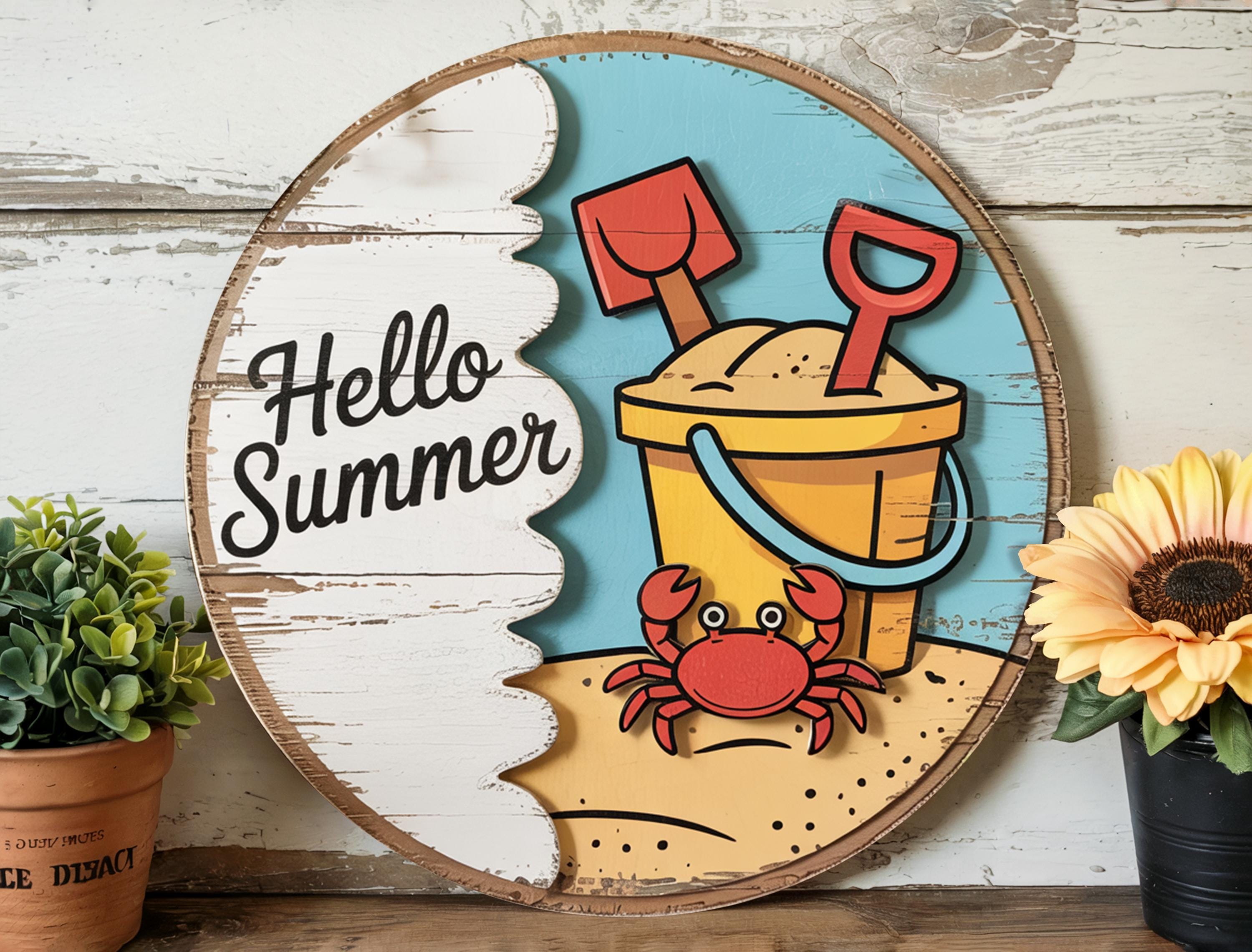 Hello Summer Beach Door Sign – Crab and Sand Bucket Wooden Decor, Coastal Summer Welcome Sign, Cute Seaside Porch Wall Art for Summer Vibes