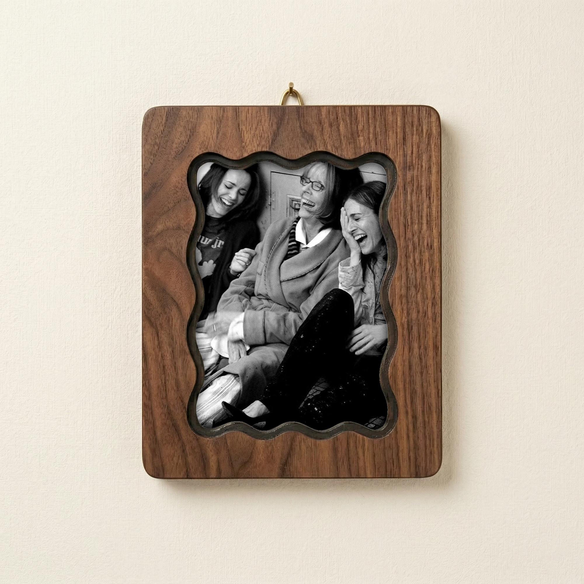 Personalized Scalloped Wood Photo Frame, Custom Family Picture Frame, Wavy Border 3-Layer Plywood Frame, Unique Best Friend Birthday Gift